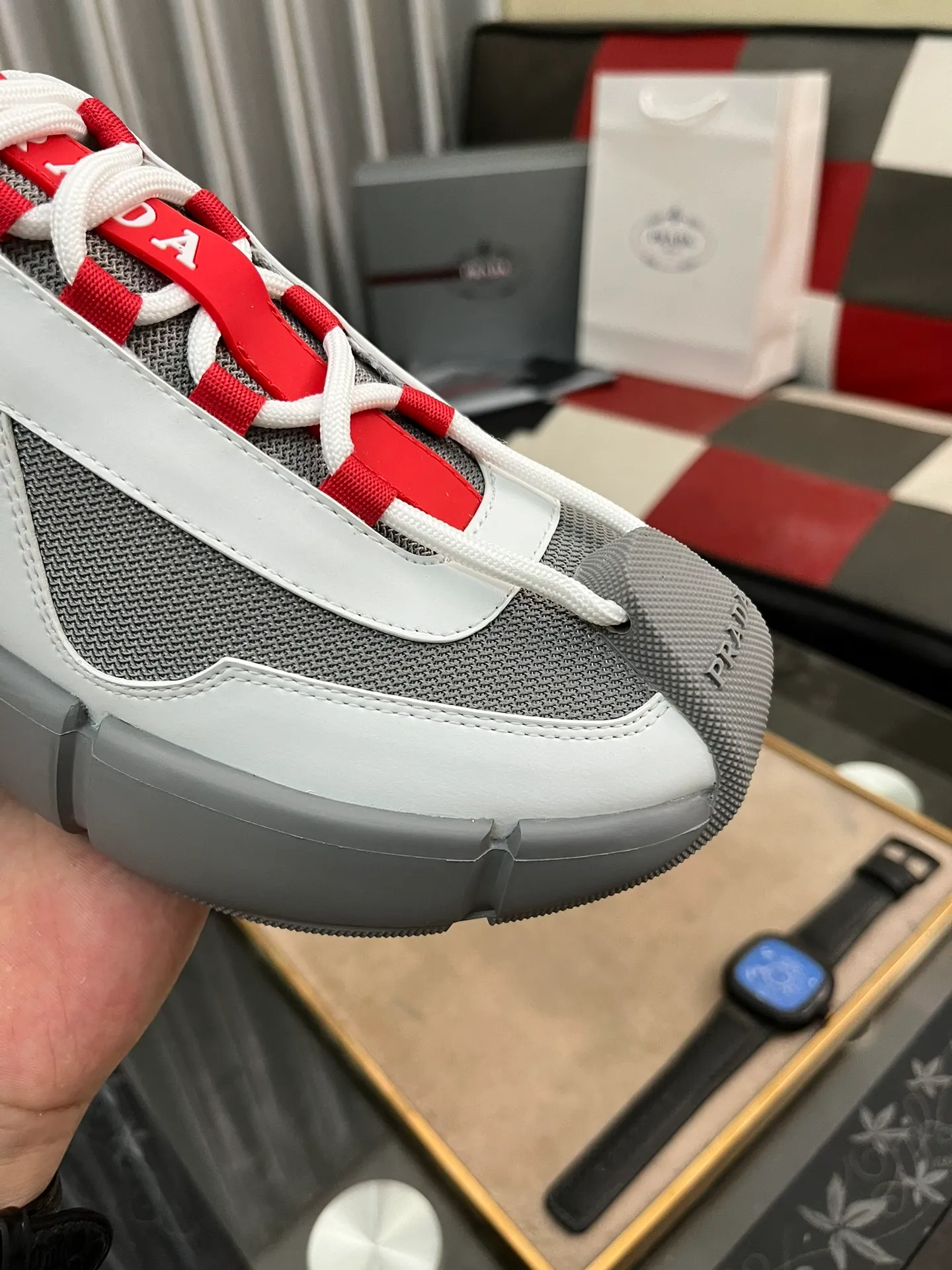 Men's shoes 💰540⌚️⌚️ PRADA/Prada men's lace-up casual sports shoes, the upper is made of cowhide leather and breathable mesh. It is soft, comfortable and breathable. The tongue is decorated with the PRADA brand letter logo. The thick rubber sole echoes the red label tongue. The style is fashionable and elegant. The details are carefully crafted. A super fashionable casual sports shoe with excellent breathability!  Size: 38-443️⃣Colors available